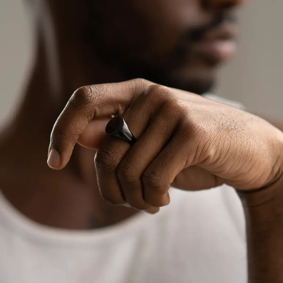 ROUND SIGNET RING - BLACK