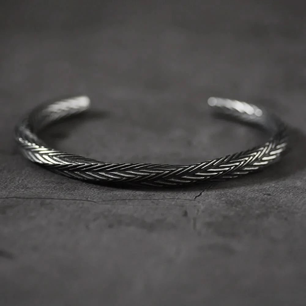 TWISTED CUFF BRACELET - GRAY - Boujisphere
